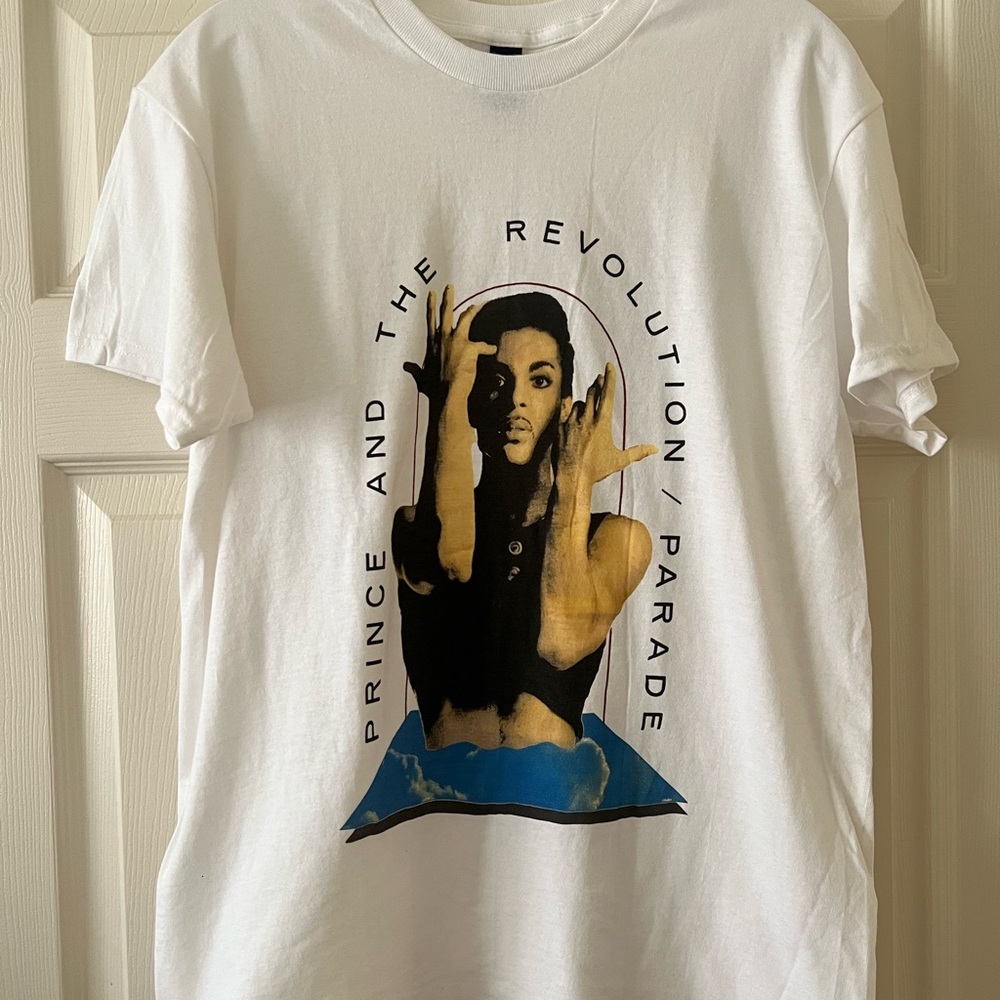 Gildan White Graphic Short Sleeve T-Shirt Relaxed Fit